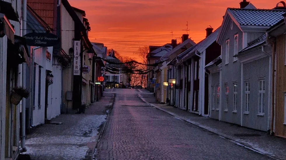 Storgatan i Vimmerby badar i vackra färger på Pernilla Ståhls foto. 