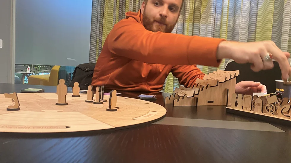 Basim Ali demonstrerar hur hans spel My map ska spelas. "I längden kan barn och ungdomar vinna kontroll över sitt liv och leda det rätt själva", säger han.