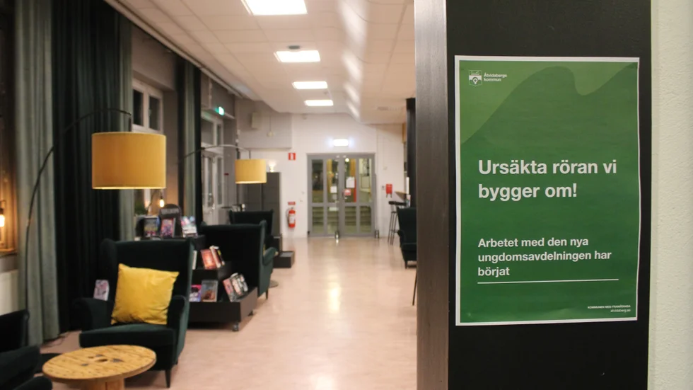 Just nu möblerar biblioteket om. Turistinformationen och tidningsläsningen har flyttat ut och gett plats åt en ny ungdomsavdelning. "Vi ger de unga ett skal, nu får de fylla det med innehåll", säger kommunens kultur- och fritidschef Ann-Sofie Löw.
