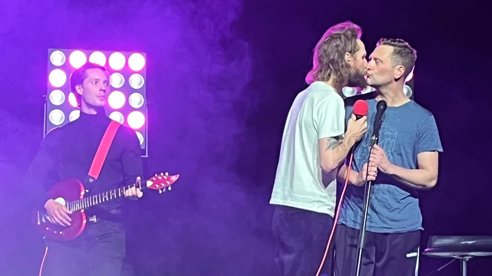 Västerviksmäklaren Douglas Salomon fick kliva upp på scen under avslutningsnumret, och spela på en hjärtformad gitarr, samtidigt som Henrik Nyblom och Magnus Betnér vänslades. Ja, Henrik spelade och sjöng han också. 