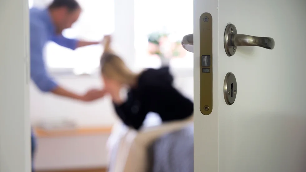 350 brott mot kvinnor där kvinnan är bekant, närstående eller i en parrelation med förövaren anmäls till polisen varje år. Men mörkertalet är stort då få brott anmäls. 