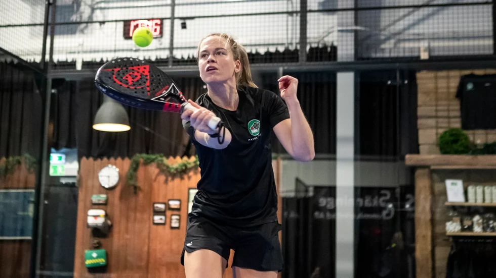 Ida Ljunggren är den i ägarfamiljerna som spelar mest i padelladan. Vilket också syns på hennes spel. Men hon är långt ifrån ensam och till skillnad mot många andra padelhallar har Padelladan inte märkt av någon nedgång i form av minskade bokningar. 