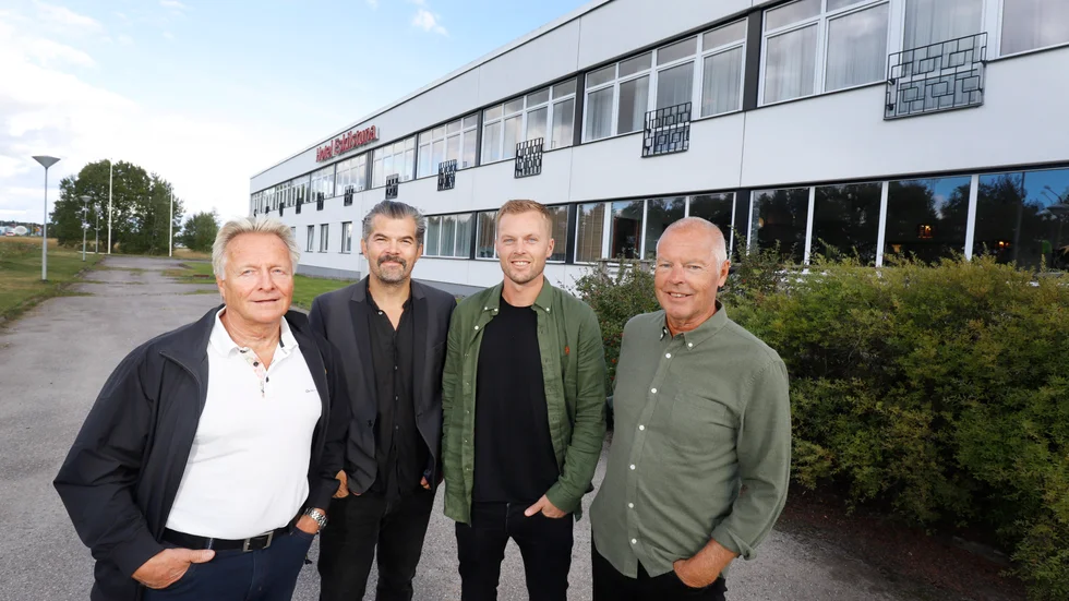 Det bolag Göran Pettersson, Martin Roos och Sebastian Larsson bildat köper Hotell Eskilstuna (byggnaden) för 7,5 miljoner kronor. Omvandlingen till koncepthotell med inslag från Eskilstunas musik- och idrottshistoria inleds redan i januari. På bilden är även Sebastians pappa Svante med.