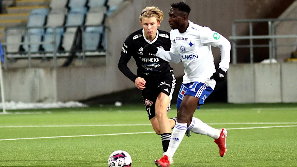 Motala AIF i svarta dräkter släppte fram provspelare i träningsmatchen mot IFK Norrköping, här Rasmus Nicklasson-Johansson från Sirius. Nicklasson-Johansson hade en stor chans att göra mål på i andra halvlek.