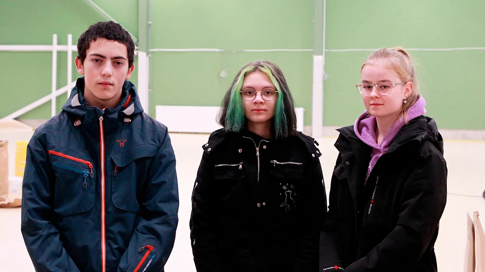 Tosen Gunel, Isabelle Norman och Alice Karlsson var några ur elevrådet som var med och fick en rundvandring på Älvsbyns sportcenter. De tycker det ska bli skönt att få bada i Älvsbyn igen.