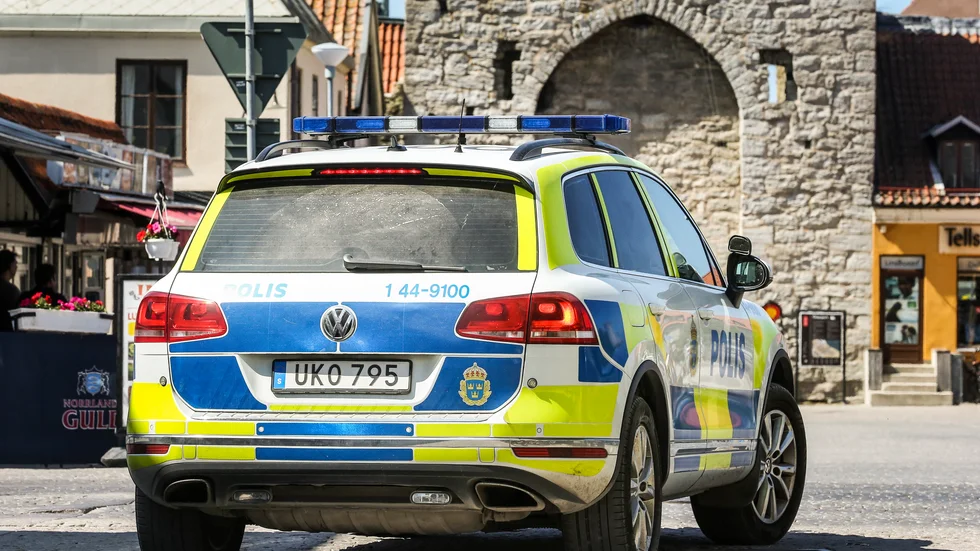 Polisbil på Östercentrum i Visby.