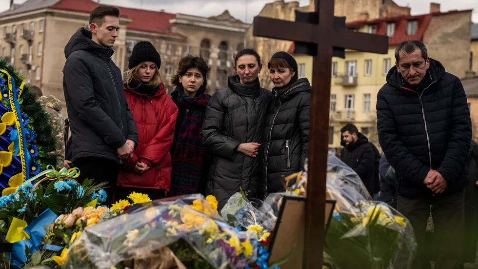 Familjemedlemmar till en dödad ukrainsk soldat vid en begravning i Lviv.