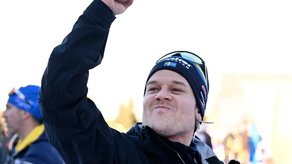 Sveriges landslagstränare Johannes Lukas jublar efter att Hanna Öberg tar guld och Linn Persson silver och Hanna Öberg i damernas distans under skidskytte-VM i tyska Oberhof.