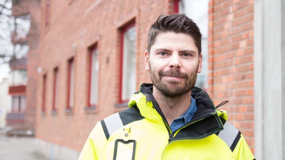 Anders Egeland, byggprojektledare på KFAB, berättar att man kommer förlänga byggnaden söderut, in mot gården. 