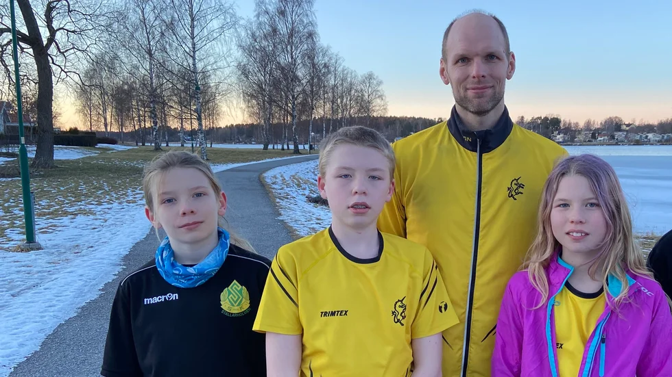 Daniel Hellmark tillsammans med barnen Sten (i mitten), Leonard och Villemo. Även mamman i familjen, Helena Hellmark, gillar att springa.