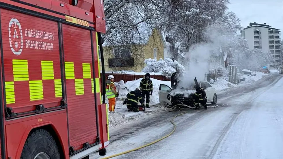 Bilägaren skulle själv beställa efter bärgning, enligt SOS.