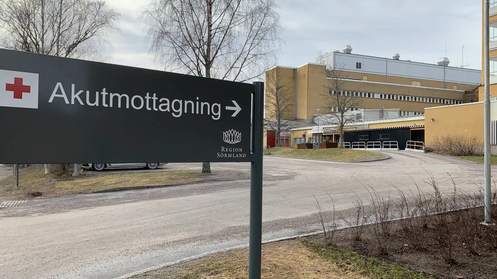 Det var utanför akutmottagningen vid Kullbergska sjukhuset som söndagskvällens dramatiska fritagning utspelade sig.