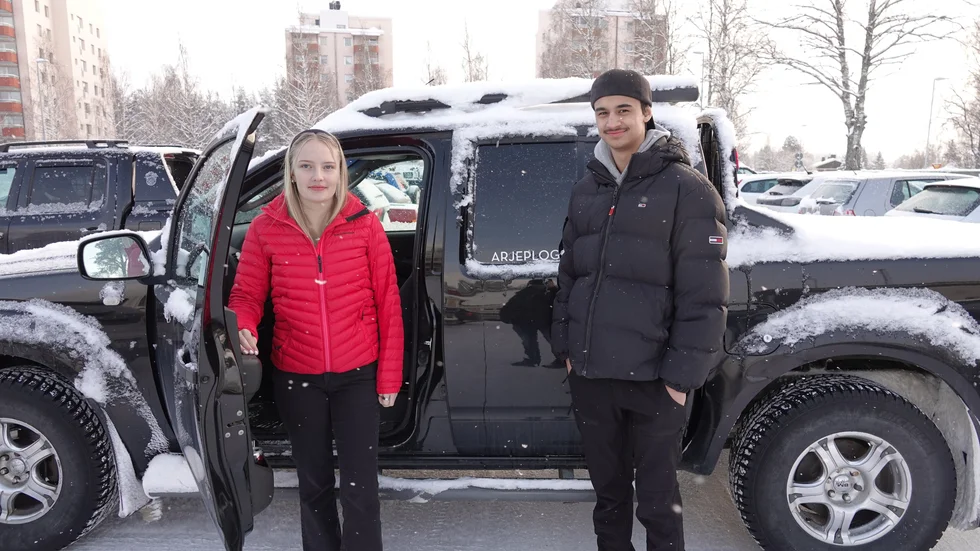 Tekla Jakobsson och Isak Lundberg äger var sin A-traktor. De är kritiska till begränsningen av antalet passagerare i A-traktorer och föreslår att man ska tillåta baksäte.