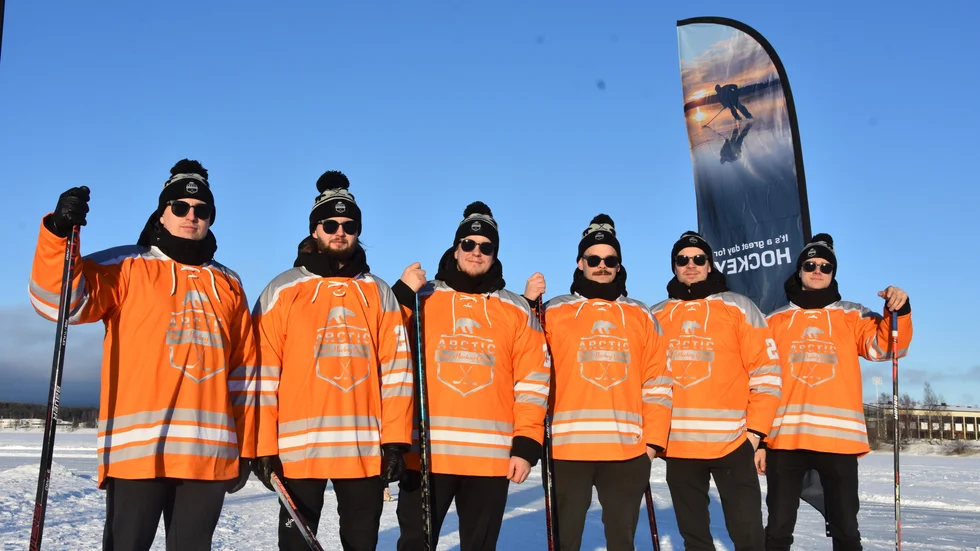 Viktor Nordström, Emil Landström, Erik Björklund, Christoffer Enback, Erik Forslund och Theo Sannerborg är vännerna bakom hockeyturneringen.