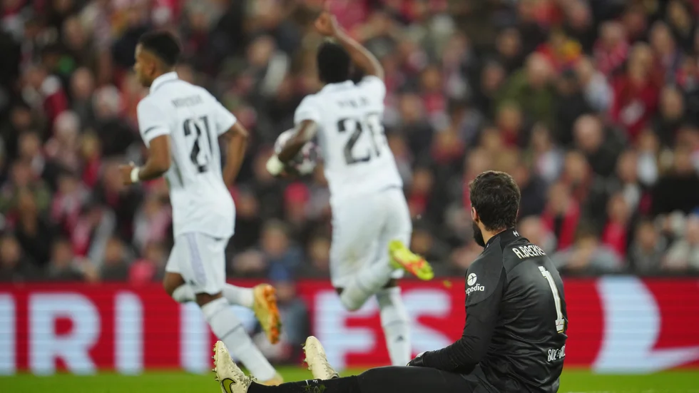 Alisson Becker deppar efter Real Madrids 2–2-mål.