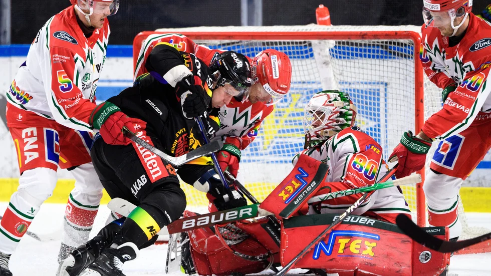 230221 Luleås Leo Komarov framför Frölundas målvakt Frederik Dichow under ishockeymatchen i SHL mellan Luleå och Frölunda den 21 februari 2023 i Luleå. 
Foto: Simon Eliasson / BILDBYRÅN / COP 159 / SE0151