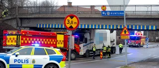 Lastbil körde fast under bro – orsakade totalstopp
