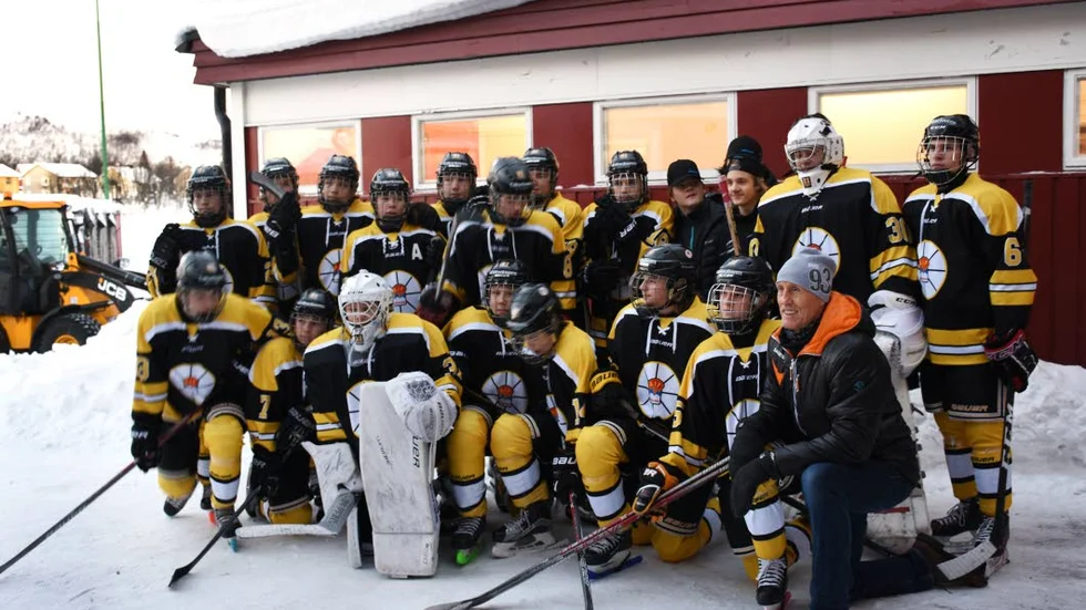 PEPP. Börje Salming träffade killarna i Kiruna AIF U16 innan matchen mot Luleå.