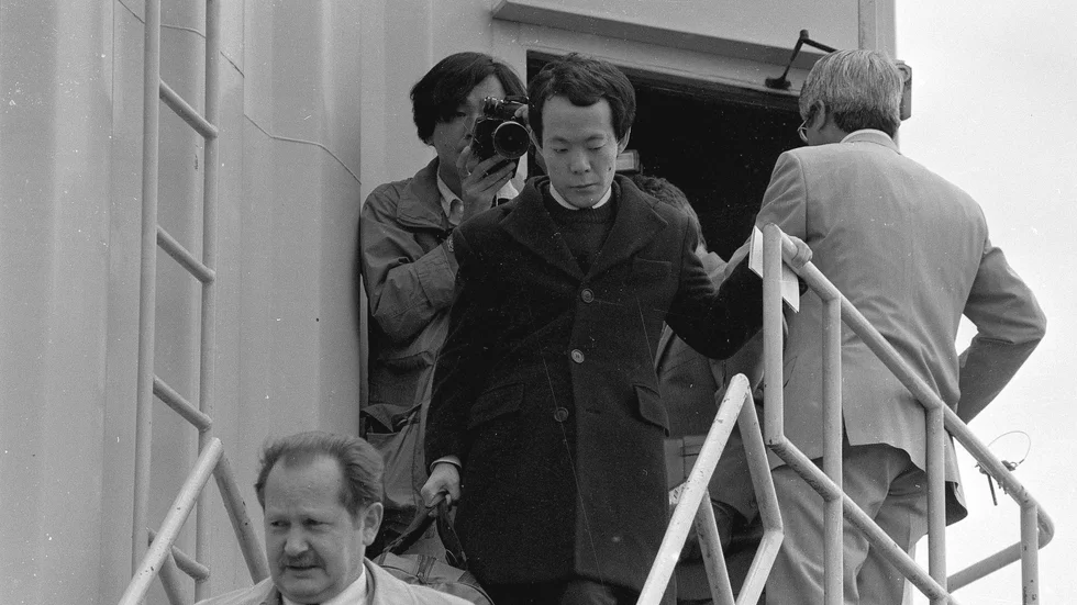 Issei Sagawa, då 24 år, kliver av planet på Tokyos flygplats Narita efter att ha återvänt från Frankrike 1984.