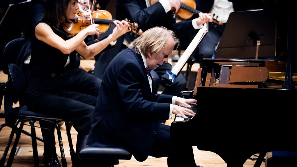 Roland Pöntinen kryddade Mozarts ”Pianokonsert nr 22” med kadenser signerade Benjamin Britten. En spännadne kombo, tycker vår recensent Michael Bruze.  
