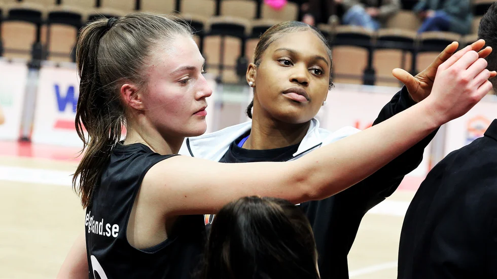 En kommer och en försvinner. Tilda Lundgren fick göra debut i senaste hemmamatchen för Visby Ladies. Samtidigt har Hannah Henderson rest hem till USA.