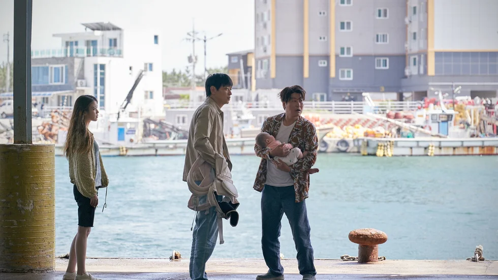 En sorts vänskap utvecklas mellan en omaka trio när de försöker sälja en bebis på svarta börsen i Hirokazu Kore-edas nya film.