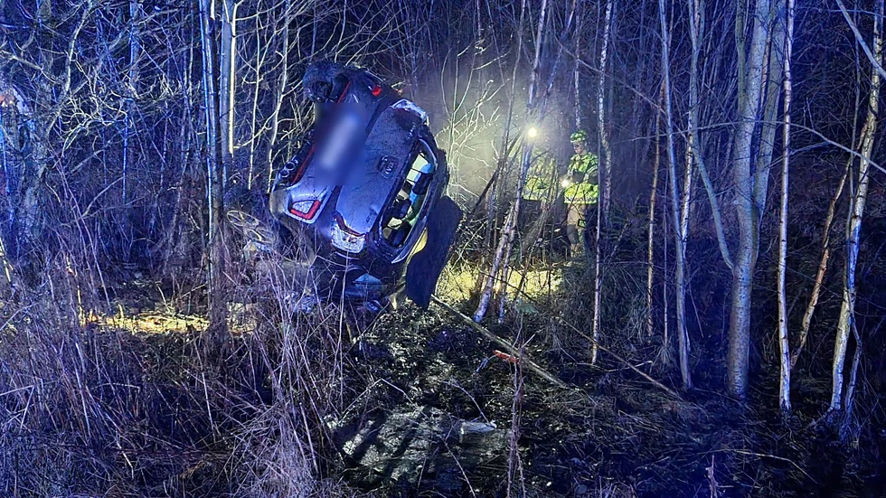 Olycka väg 899 i Getå på onsdagen. Enligt polisen var totalt fyra bilar inblandade i olyckan, varav två hade frontalkolliderat.
