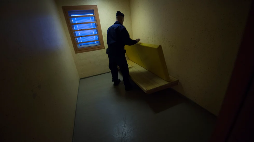 Polisens arrestlokaler är enklast tänkbara och består normalt av en brits med madrass. De lämpar sig inte för boende i flera veckor, anser polisen i Katrineholm. 