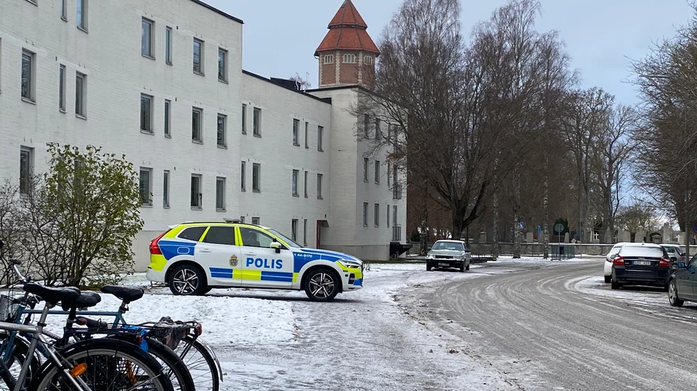 Polisen har satt in många resurser i sökandet efter den man som rymt från en förhandling i tingsrätten.
