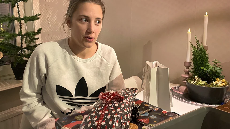 "De har så låg självkänsla, de ber om ursäkt för att de skriver och de ber nästan om ursäkt för att de finns", säger Sandra Nordin, grundare av Helping Hands om de utsatta kvinnor som kontaktar föreningen för hjälp. 