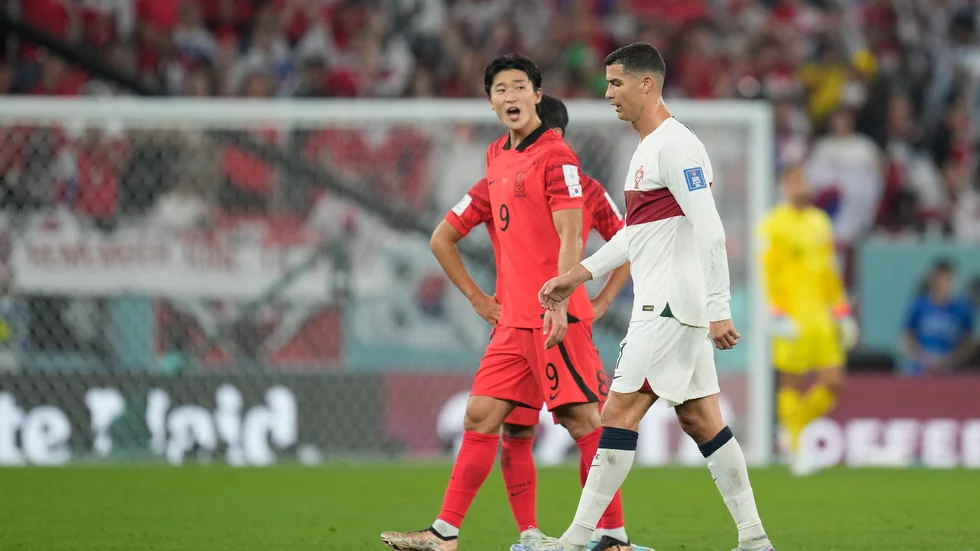 Sydkoreas Cho Gue-Sung och Portugals Cristiano Ronaldo.
