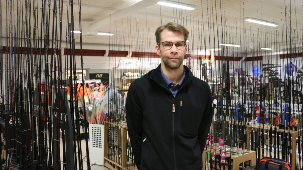 Johan Nyberg tar över Nymans fiske och fritid. Närmsta tiden kommer han att "praoa" i butiken för att lära känna verksamheten och kunderna.
