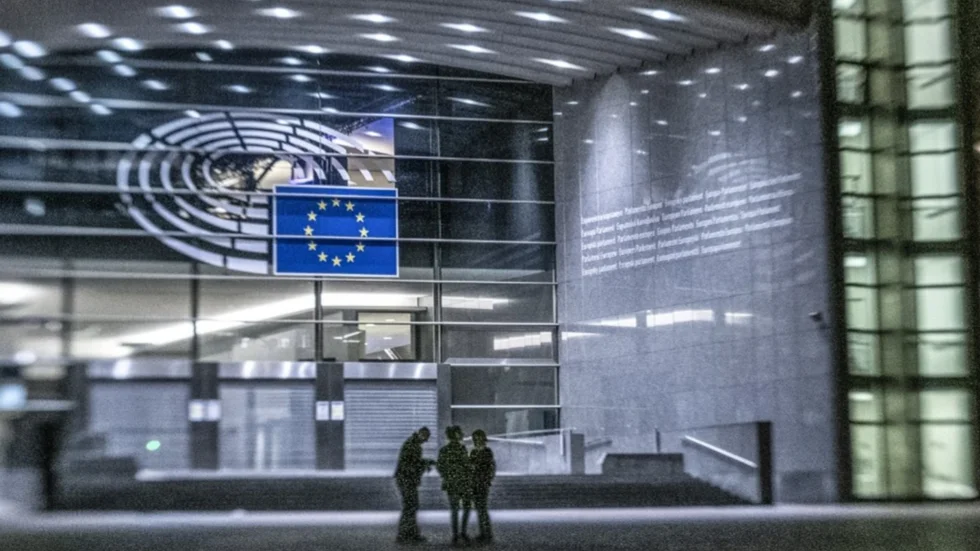 Europaparlamentet i Bryssel rymmer sammanlagt 705 ledamöter, därav 22 svenska företrädare. De representerar 448 miljoner medborgare i EU:s 27 medlemsländer.