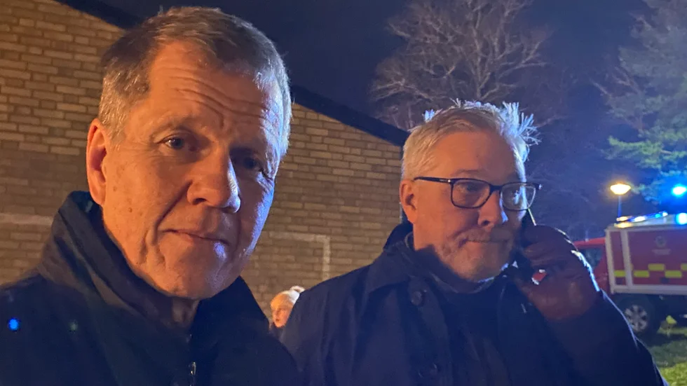 Biträdande kommundirektör Stefan Nilsson och kommundirektör Robert Bredberg var på plats under torsdagskvällens brand på Alléskolan.  