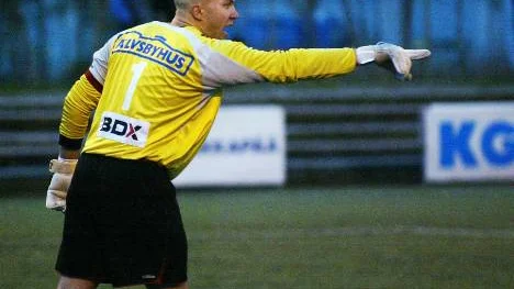 Det pekar söderut. Kirunamålvakten Petter Kero blev utvisad för snack i Kirunas                                              match mot Sandvik. Efter den förlusten talar mycjket för att Västerbottenslagen dragit ifrån får långt i tabelltoppen.