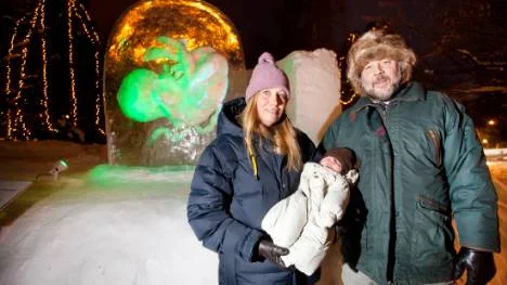 Tim Linhart började skapa sitt konstverk dagen efter sin son Frosts födelse. Även fru Birgitta var med när konstverket invigdes i Stadsparken.FOTO: Göran Ström