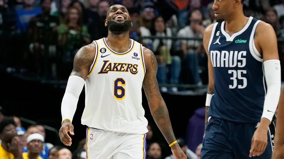 LeBron James skadades under matchen i Dallas i helgen.