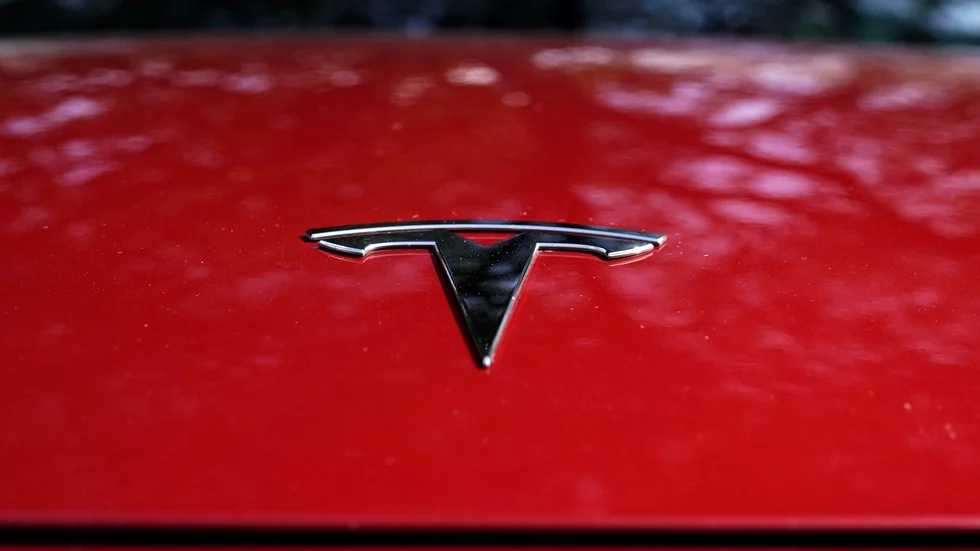 Efter att ha försökt förhandla ett kollektivavtal med elbilstillverkaren Tesla varslar nu svenska fackföreningen IF Metall om strejk. Arkivbild.