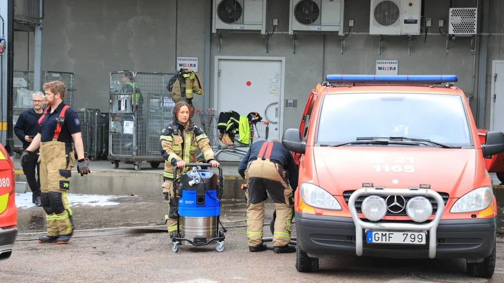 Räddningstjänsten var på plats med vattendammsugare.