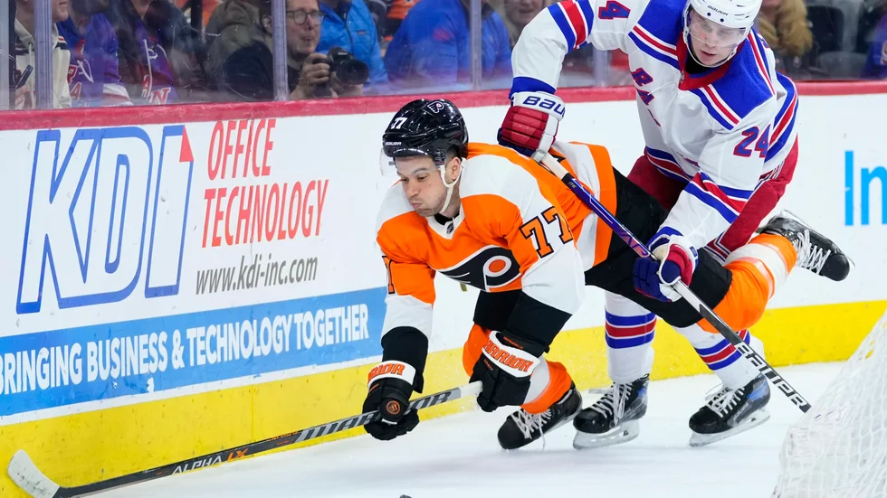 Kaapo Kakko i närkamp med Tony DeAngelo.