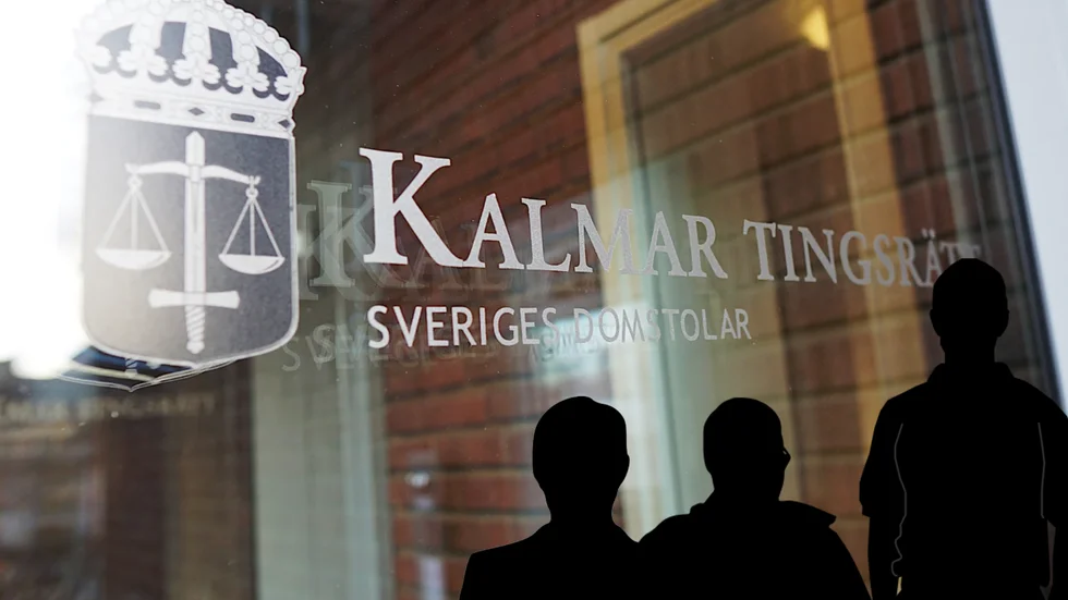 En hantverkare från Hultsfred står åtalad för misshandel och skadegörelse. Berättelserna om vad som hänt går dock vida isär.