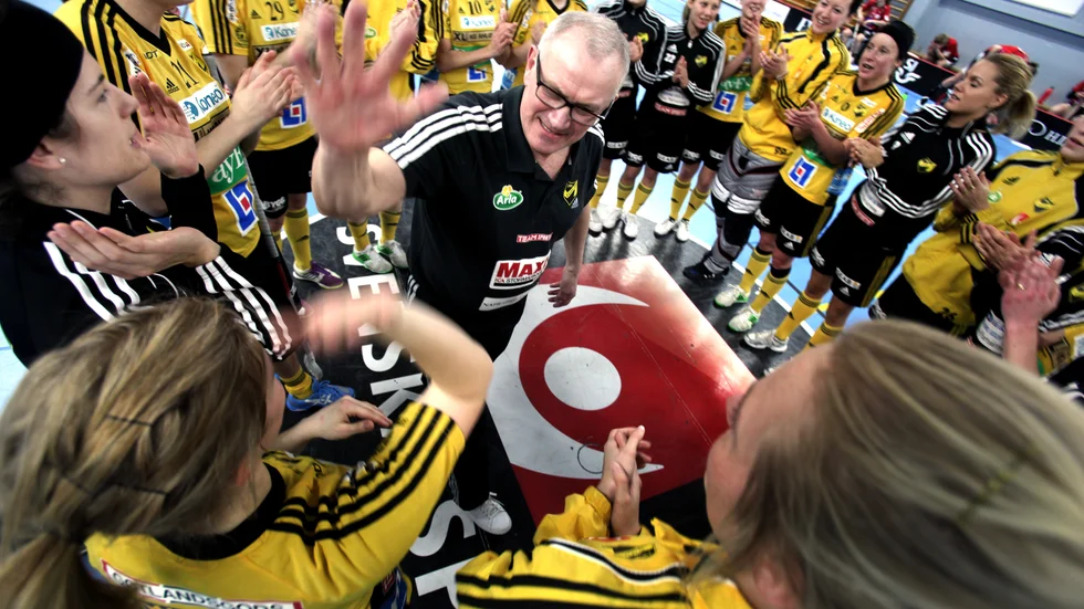 Göran Nährström firar en seger med Endre IF i Södervärnshallen.
