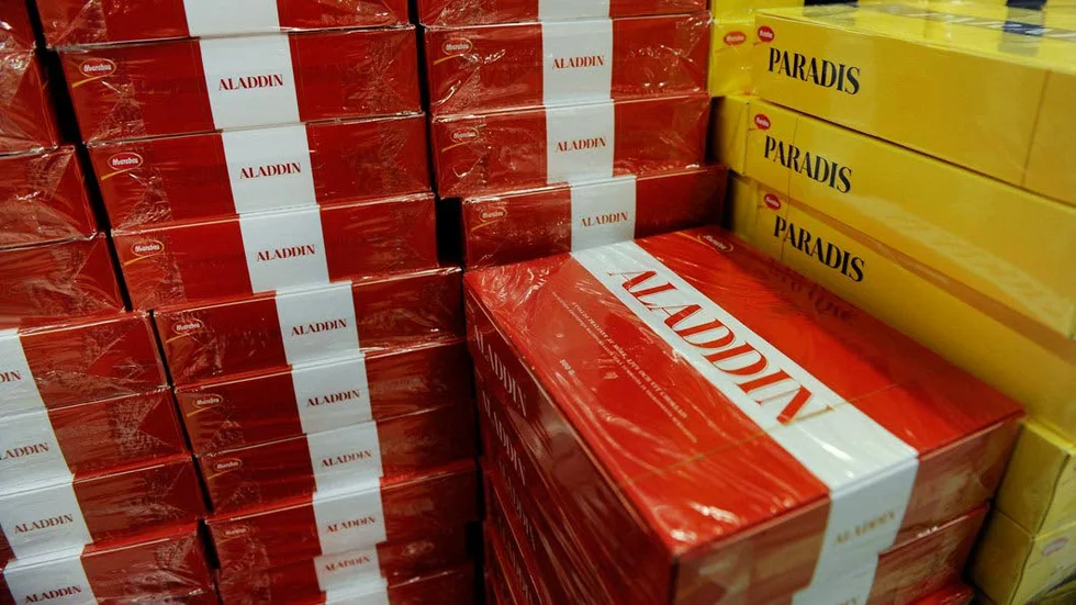 Byter innehåll. Två praliner försvinner ur Aladdinasken.