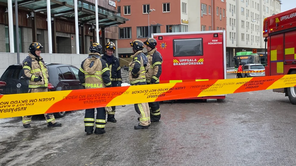Räddningstjänsten leder insatsen i Uppsala.