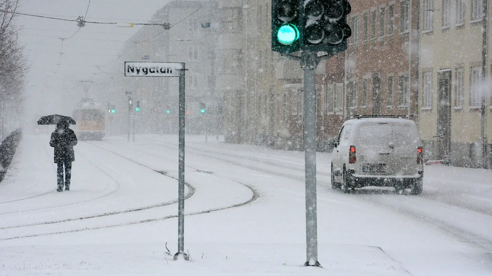 Snöovädret gjorde att få fotgängare gav sig ut på östra promenaden men en och annan tapper kunde synas i snögloppet.