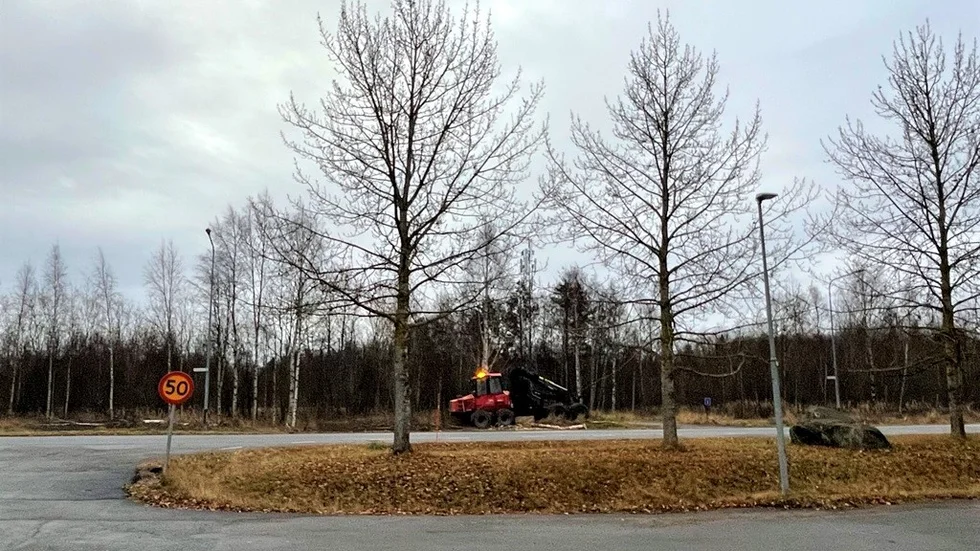Arbetet med att lägga ner vatten- och avloppsledningar efter sista delen av Avaviksvägen har inletts. En ny gång- och cykelväg kommer att anläggas ovanpå ledningarna.