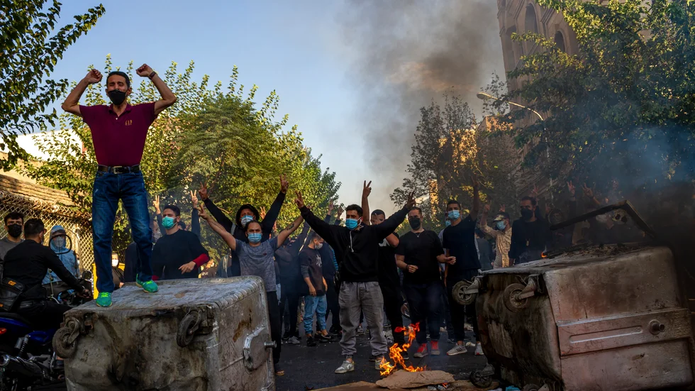 Iranier protesterar i huvudstaden Teheran den 27 oktober.