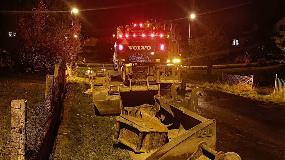 Personal från Västervik miljö och energi har arbetat på Norralidsvägen under dagen för att försöka hitta läckan. 