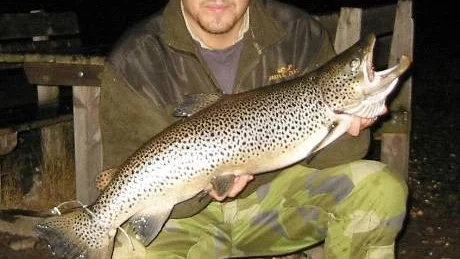 Raimo Knuutila, 32, Luleå, med en öring på 5,6 kilo