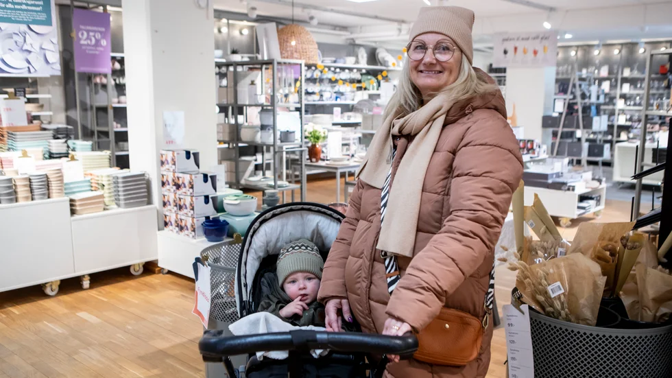 Helén Sjögren med barnbarnet Alve
– Först ska kommunen fortsätta ha fri parkering på lördagar. Är det fri parkering kommer fler välja att handla i centrum. När vi har en utdöende stadskärna bör vi göra vad vi kan för att göra den mer attraktiv. Och vi Motalabor måste bli mer trogen vår stad. Sen behöver man göra vårt torg mer attraktivt. Titta på hur det ser ut i Vadstena, där blomstrar torget. 